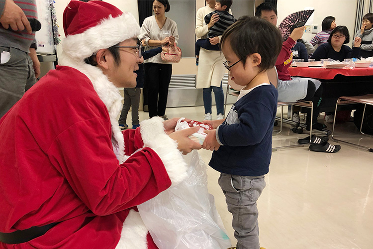 サンタプレゼント幼児