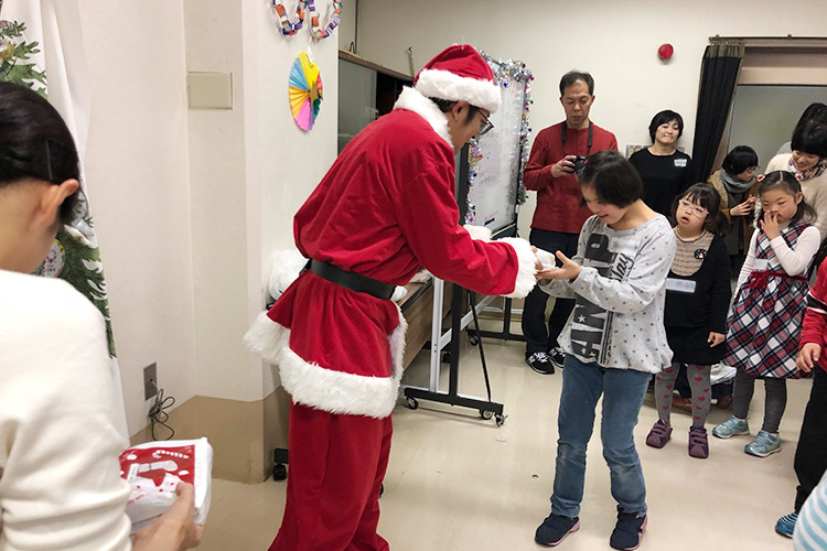 サンタプレゼント小学生