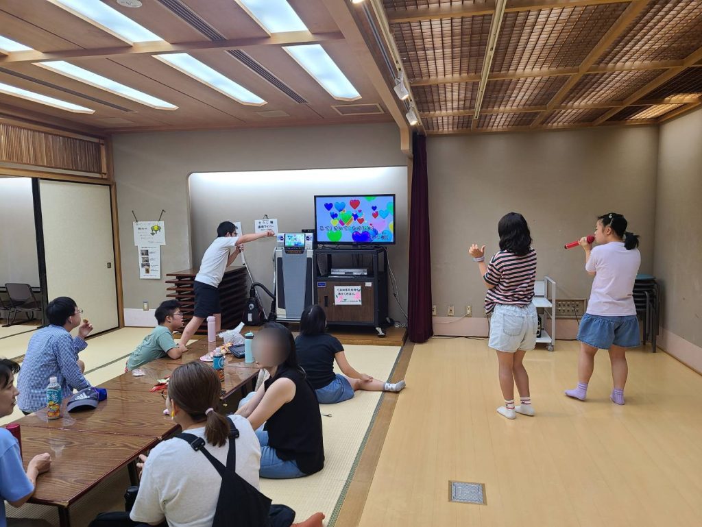 カラオケで盛り上がる中高生たち