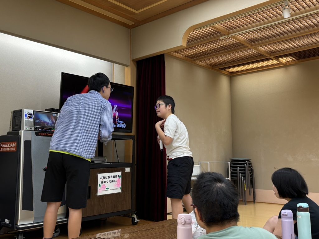 お気に入りの曲を一緒に歌う中学生二人