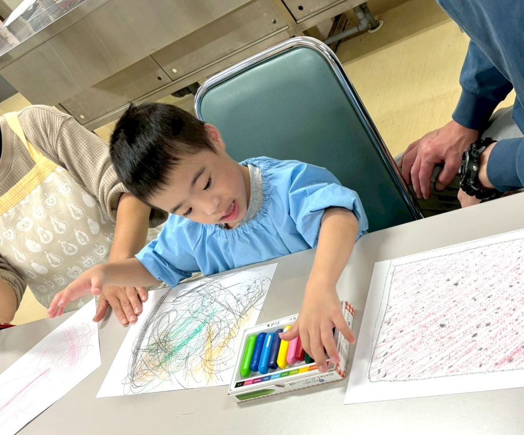 こうじ作りを体験して絵を描く子供たち